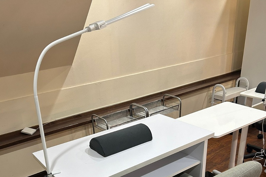 ネイリスト ネイル机、イス（施術者）イス（お客様）、アームレスト、ライト