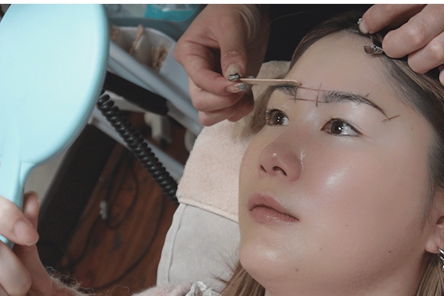志木の美眉アイブロウWAXで眉デザインを確認するイメージ