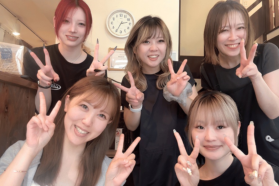 サインポスト志木店 スタッフ集合写真