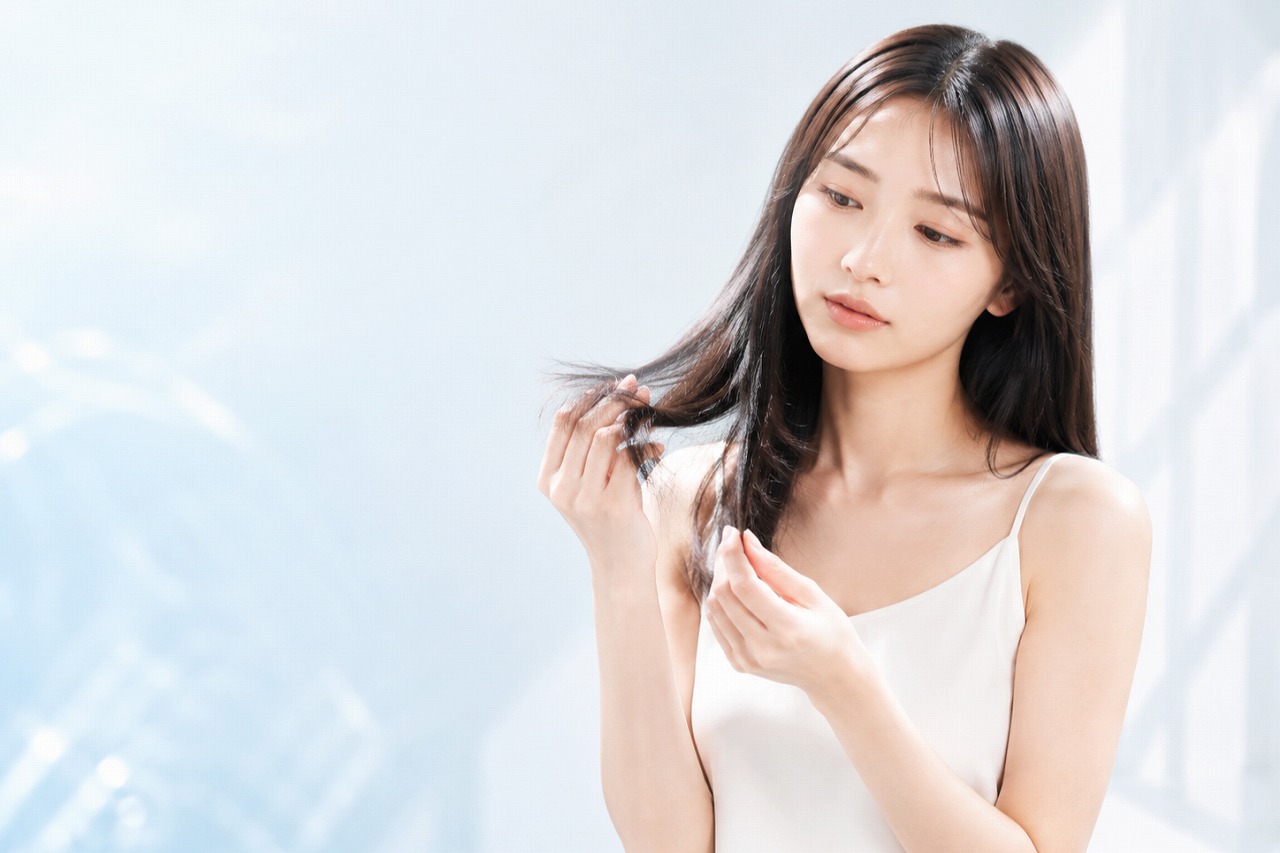 毛先のダメージや質感を気にする女性イメージ