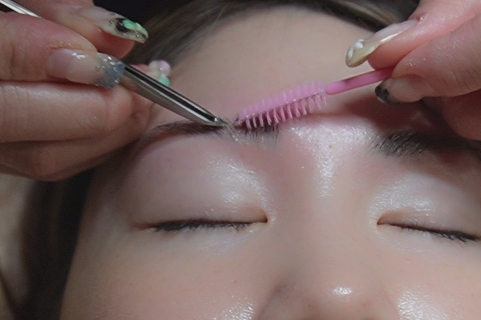 眉の間引きをしている様子
