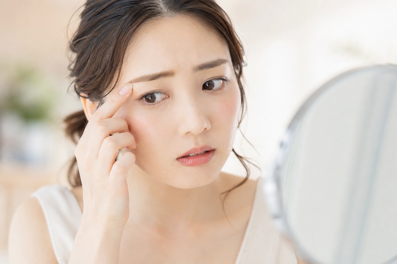 自分に似合う眉の形を相談するイメージ