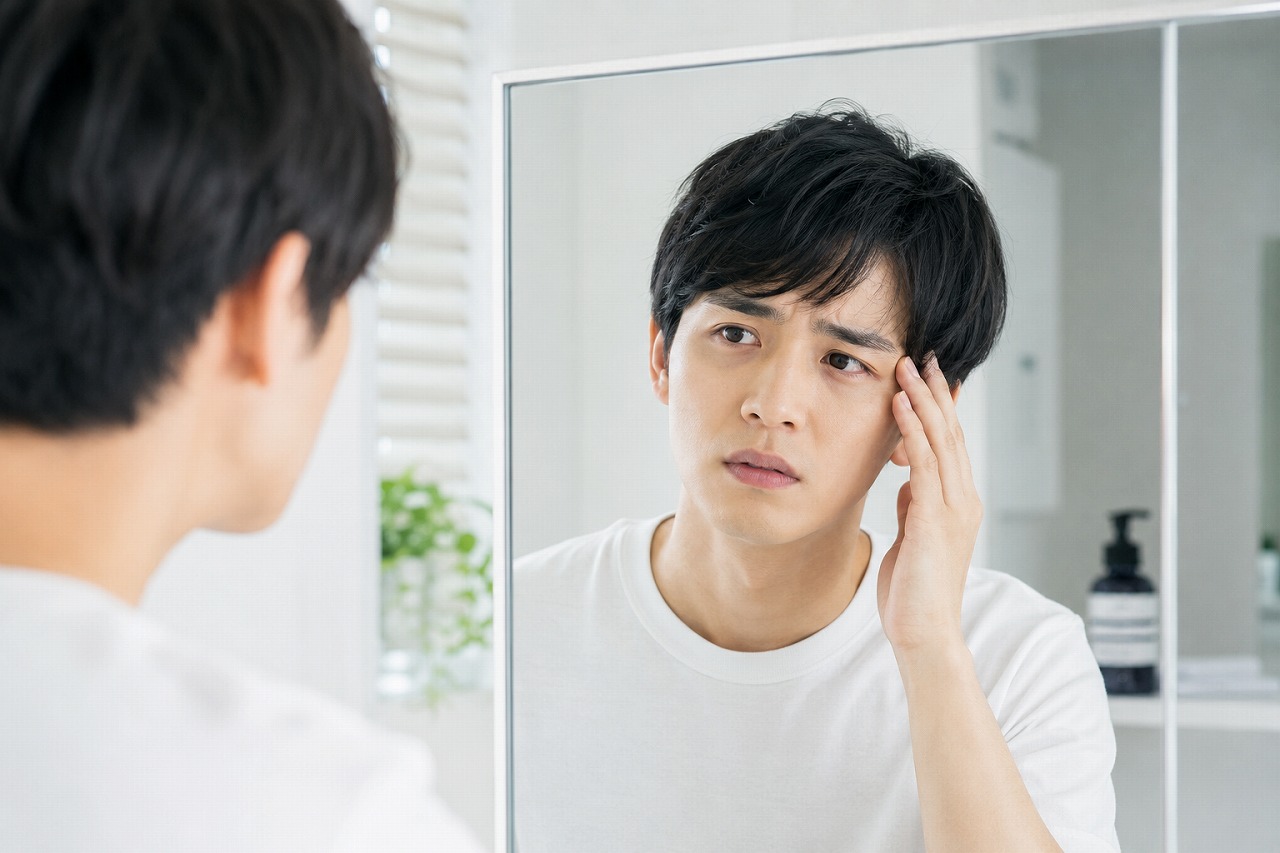 眉の左右差が気になる男性のイメージ