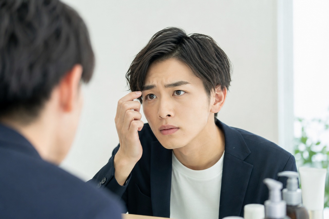 仕事や面接前に眉を整えたい男性のイメージ