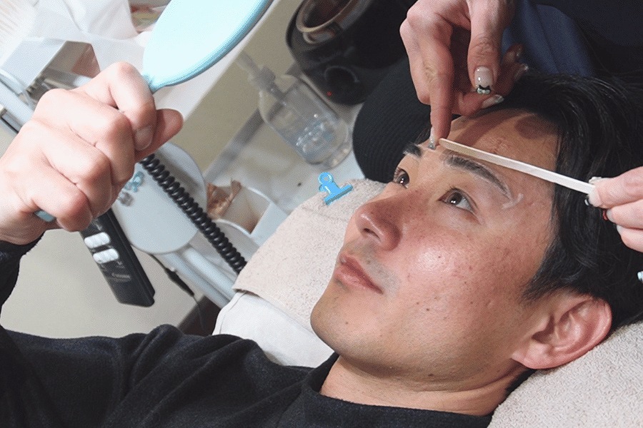 志木でメンズ眉毛WAXを相談する男性眉のイメージ