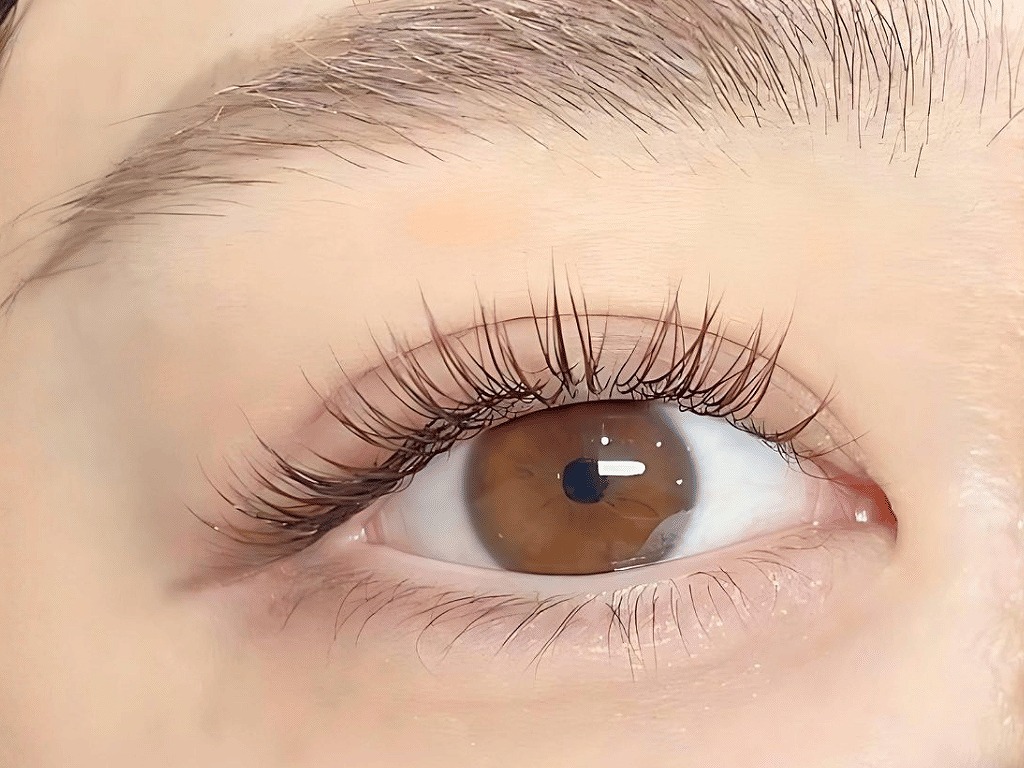 カラーマツエクのやわらかい目元イメージ