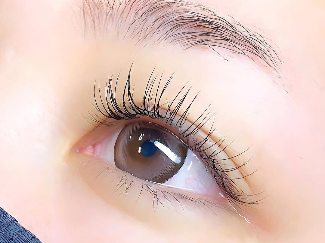 志木でナチュラルなマツエク・フラットラッシュを相談する目元イメージ