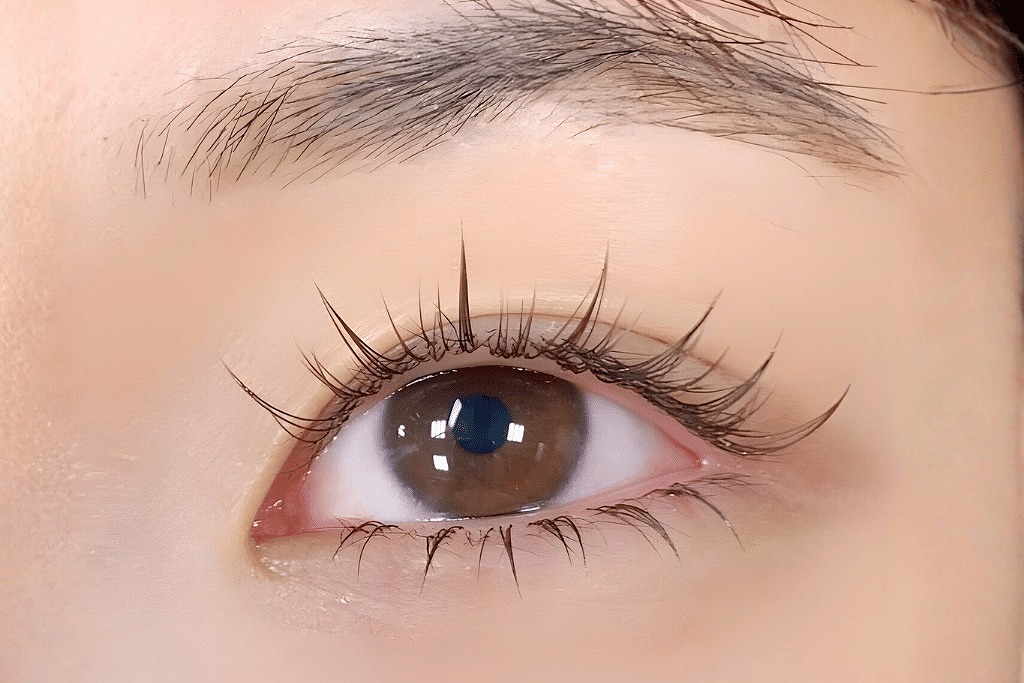 束感マツエク・ワンホン風の自然な目元イメージ