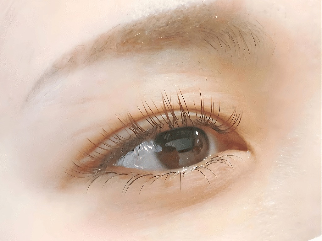 上まつ毛と下まつ毛のバランスを見た上下マツエクデザインのイメージ