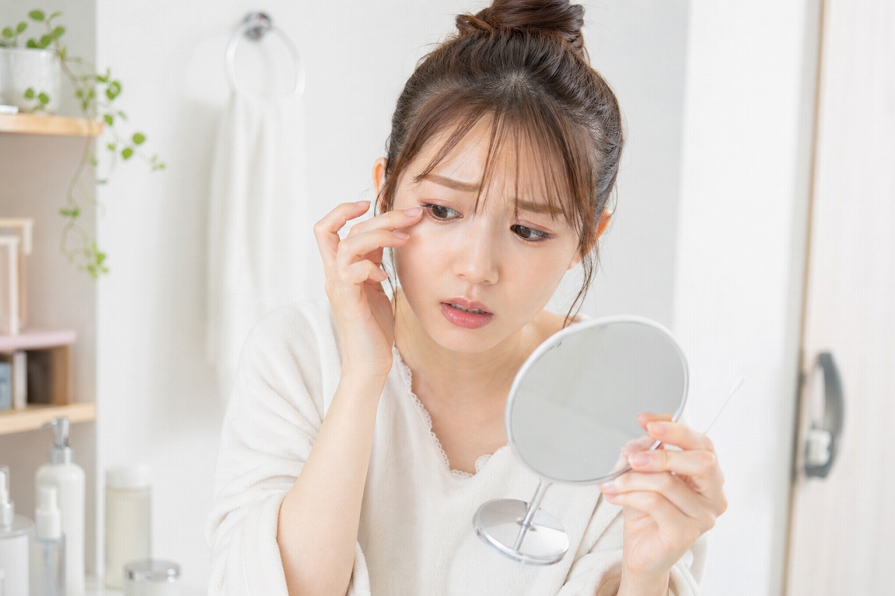 マツエクオフ前に目元の状態を確認するイメージ