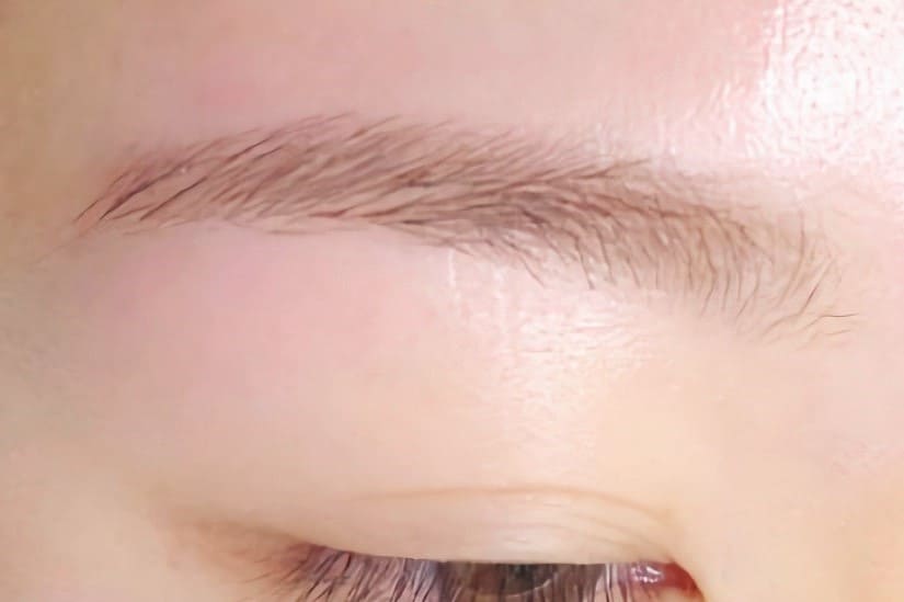 アーチ眉デザイン｜眉山を活かしたやさしい眉毛・アイブロウ写真｜サインポスト