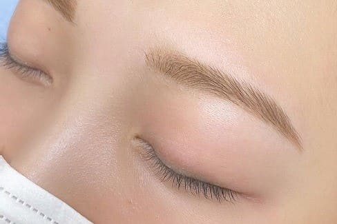 直線眉・ストレート眉デザイン｜すっきり上品な眉毛の仕上がり写真｜サインポスト