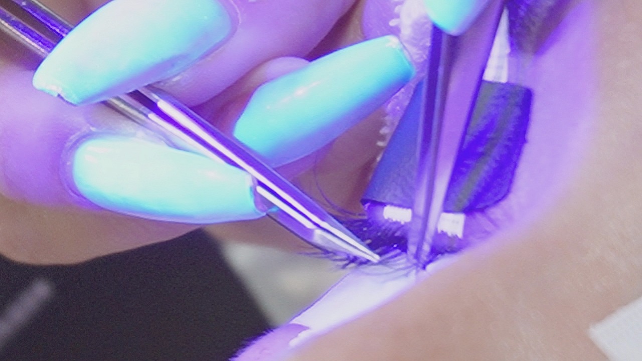 専用ライトを使用して装着するLEDマツエクの施術イメージ